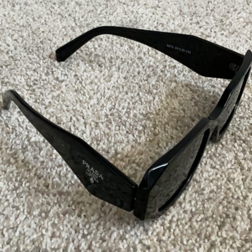 Prada Elegant Black Eyewear